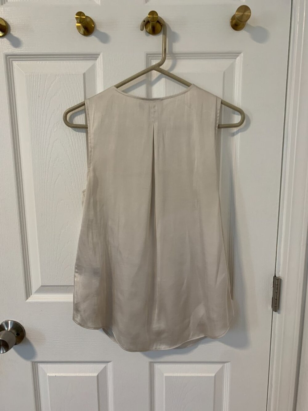 Banana Republic V Neck Satin Blouse Top in Pearl XS - Picture 2 of 6